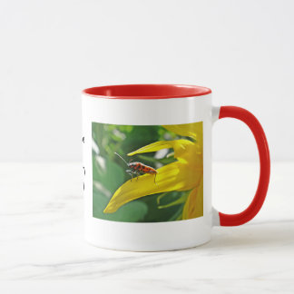 Caneca besouro vermelho em girassol