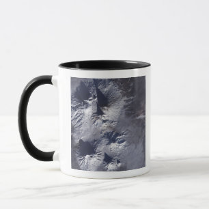 Caneca Bezymianny Volcano exibe uma pluma modesta