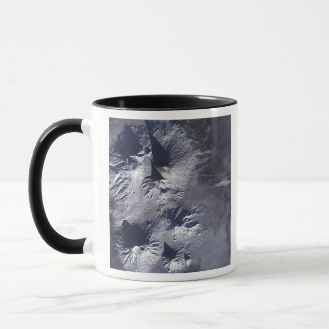 Caneca Bezymianny Volcano exibe uma pluma modesta (Esquerda)