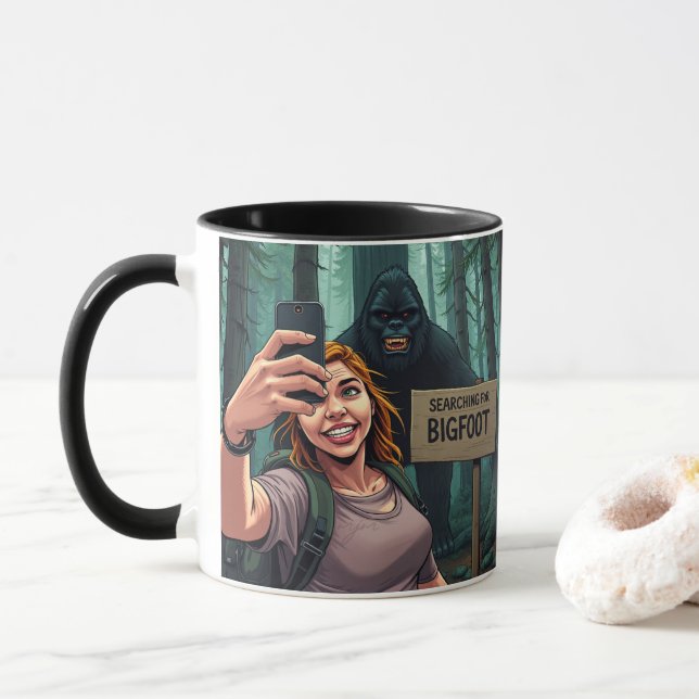 Caneca Bigfoot Sasquatch Selfie (Com Donut)