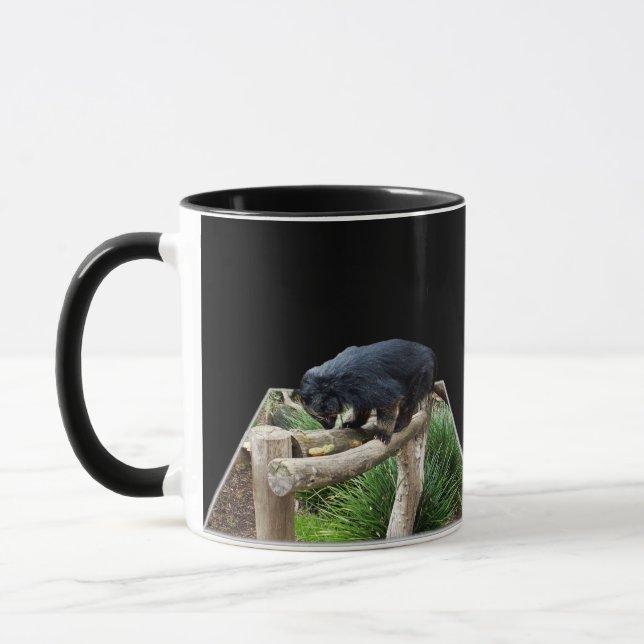 Caneca Binturong (Bearcat) Em Pé Num Diário, (Esquerda)
