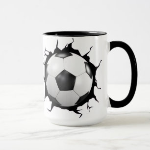 Caneca Bola de futebol passando por uma parede