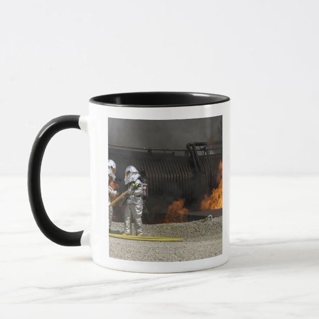 Caneca Bombeiros neutralizam um incêndio em direto (Esquerda)