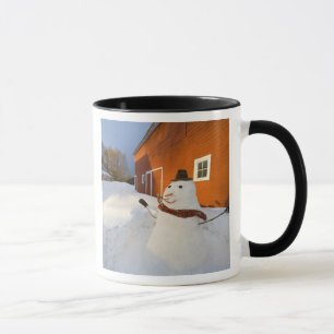 Caneca Boneco de neve na frente do celeiro vermelho em