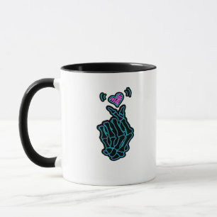 Caneca Bonita Mãos De Esqueleto Com Sinal De Coração Para