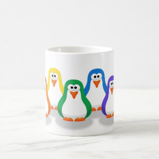 Caneca bonito dos pinguins do arco-íris