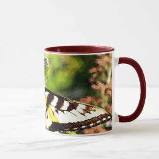 Caneca Borboleta amarela na borboleta Bush da lavanda