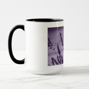 Caneca Borboleta Brimstone em um Campo de Lavanda Roxa