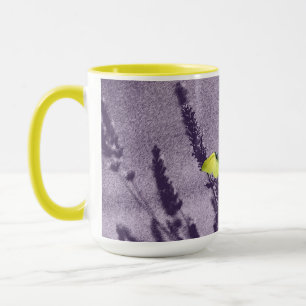 Caneca Borboleta Brimstone em um Campo de Lavanda Roxa