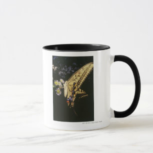 Caneca Borboleta de Swallowtail na flor, fim acima