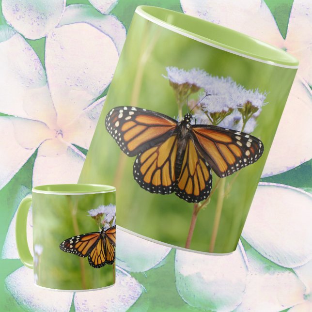 Caneca Borboleta Grande Monarca em Flores Selvagens (Monarch Butterfly on Wildflowers Art Mug.)