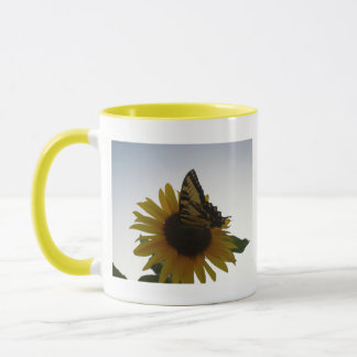 Caneca Borboleta que descansa no crepúsculo