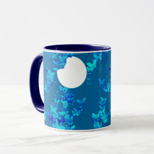 Caneca Borboletas contra o céu azul-noite, paisagem
