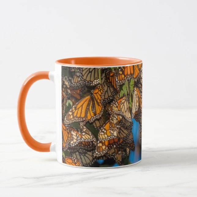 Caneca Borboletas-monarca migratórias se agarram às folha (Esquerda)