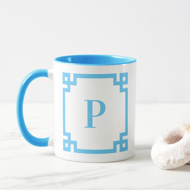 Caneca Borda de Chave Grega Azul Céu Claro Monograma (Com Donut)