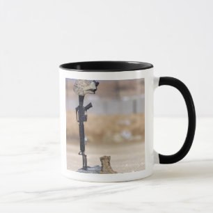 Caneca Botas, rifle, dog tags, e capacete protetor