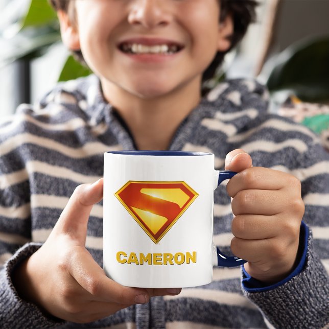 Caneca Brilhante da blindagem S do Ouro Superman (Kid holding mug)