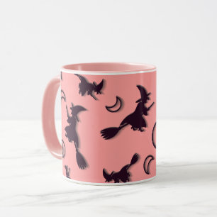 Caneca Bruxa voadora entre meia lua na noite de Halloween