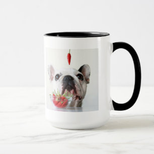 Caneca Buldogue francês que olha uma pimenta vermelha