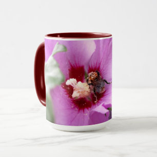 Caneca Bumblebee na Flor de Hibiscus