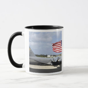 Caneca C-17 Globemaster III senta-se no voo