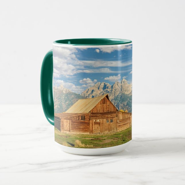 Caneca Cabana rústica de madeira perto da cordilheira (Frente Esquerda)