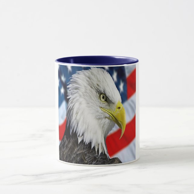 Caneca Cabeça bonita da águia americana e uma bandeira (Centro)
