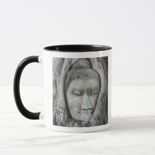 Caneca Cabeça de Buda em arenito cercada por árvore