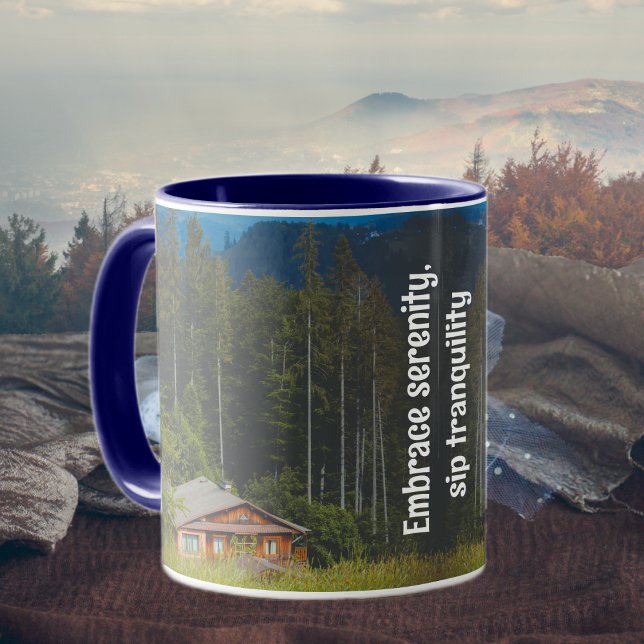 Caneca Cabine florestal sob as montanhas (Criador carregado)
