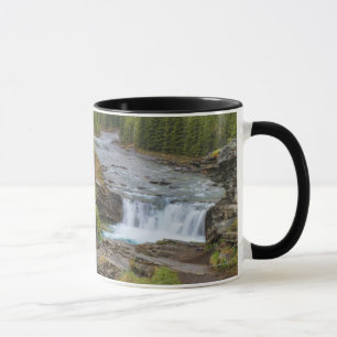 Caneca Cachoeira nas montanhas rochosas canadenses