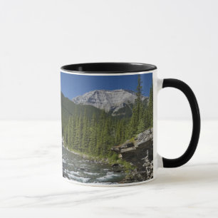 Caneca Cachoeiras com borda da rocha e uma montanha