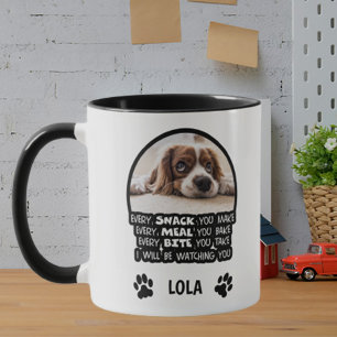 Caneca Cachorro Engraçado Foto Preta e Branca Observando 