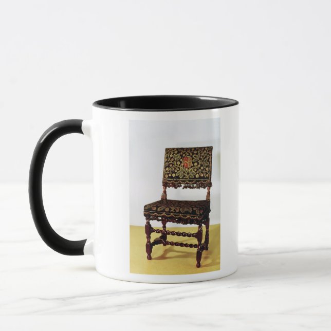 Caneca Cadeira com macas espirais, fim do século XVII (Esquerda)