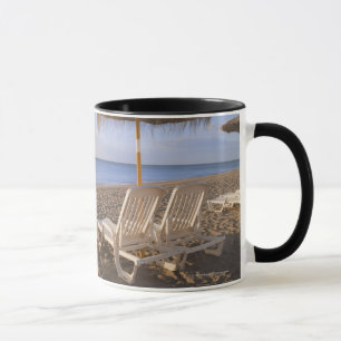 Caneca Cadeiras de praia da areia com guarda-chuva