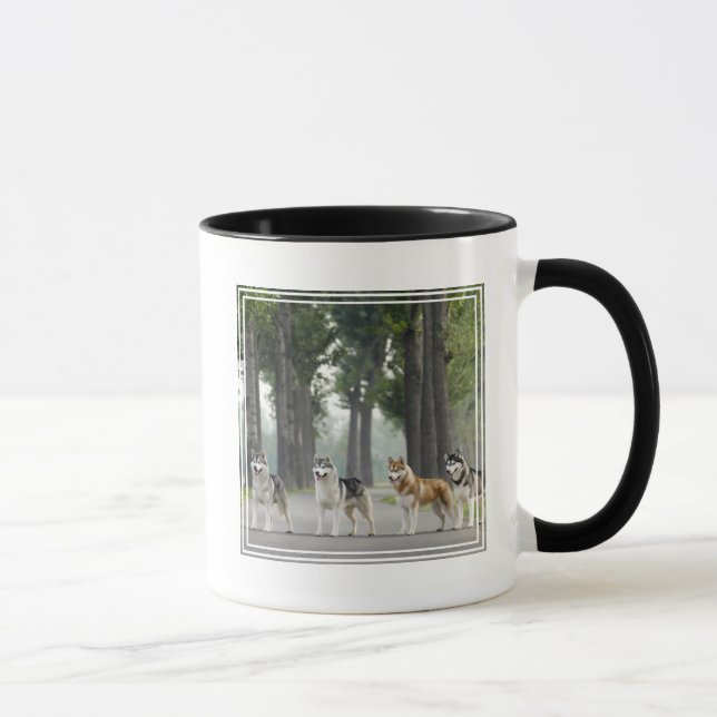 Caneca Cães Roucos bonitos em uma pista da natureza (Direita)