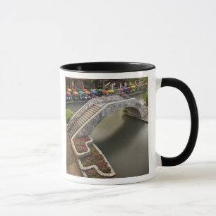 Caneca Café ao ar livre ao longo do rio Walk e ponte sob