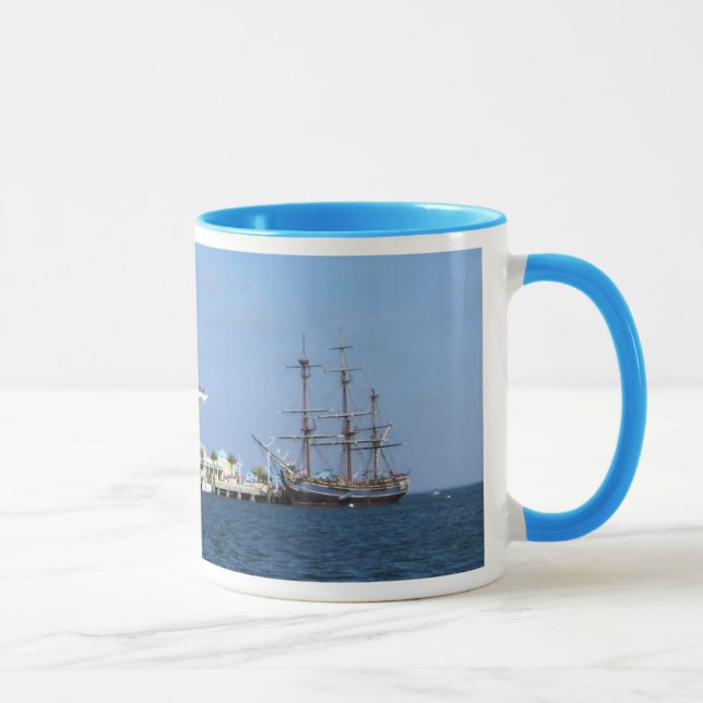 Caneca Cais de St Petersburg & recompensa do HMS (Direita)