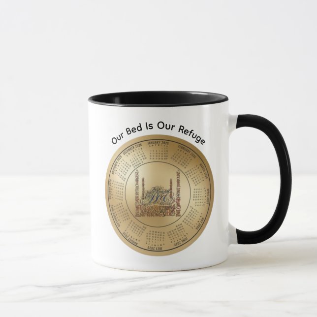 Caneca Calendário 2026 Nossa Cama É Nosso Refúgio Café (Direita)