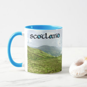 Caneca Caligrafia escocesa com montanhas Highlands
