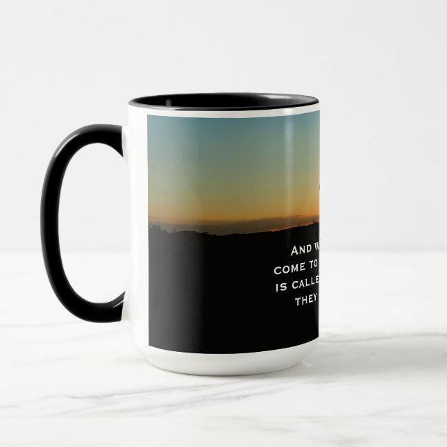 Caneca Calvary at Sunset – Luke 23:33 Scripture Art (Esquerda)