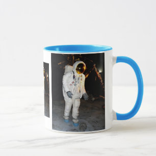 Caneca Caminhando no espaço