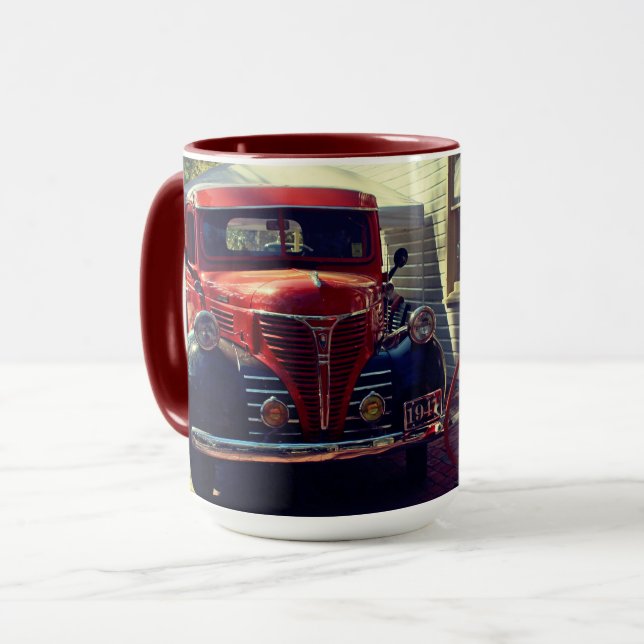 Caneca Caminhão Antigo em Estação de Serviço Rústica  (Frente Esquerda)