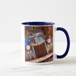 Caneca Caminhão enferrujado em uma fazenda