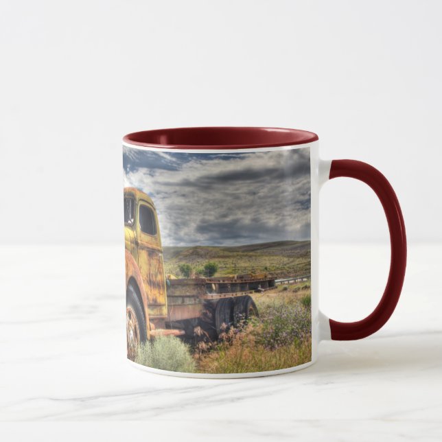 Caneca Caminhão velho abandonado em campo (Direita)