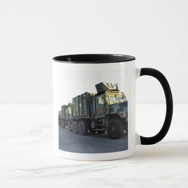 Caneca Caminhões blindados sentam-se no cais em Morehead  (Direita)