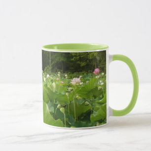 Caneca Campo das Flores de Lotus no Jardim de Verão
