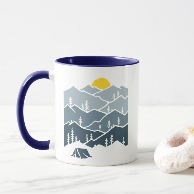 Caneca Campo de tendas nas florestas de montanha (Com Donut)
