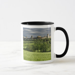 Caneca Campo de trigo e Monteriggioni distante, na