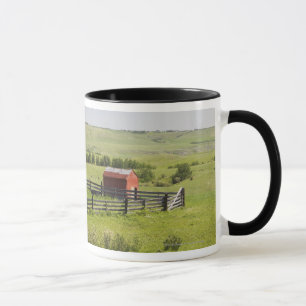 Caneca Campos do pasto com uma barraca vermelha e uma