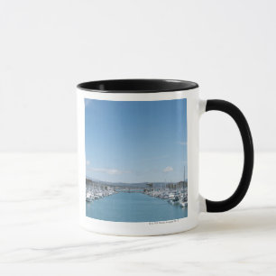 Caneca canal no porto em um dia ensolarado com céu azul